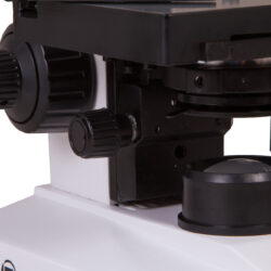 73761_bresser-microscope-erudit-basic-40-400x_12 Mechanizm regulacji ostrości i kondensor mikroskopu laboratoryjnego.