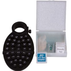 73761_bresser-microscope-erudit-basic-40-400x_14 Akcesoria mikroskopowe: czarny uchwyt z przyssawkami oraz pudełko z szkiełkami nakrywkowymi i preparatem nóg muchy.