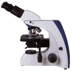 74000_levenhuk-med-35b-binocular-microscope_09 Mikroskop laboratoryjny z obrotową głowicą i stolikiem przedmiotowym na białym tle.