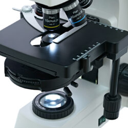 74008_levenhuk-med-45b-binocular-microscope_12 Stolik przedmiotowy mikroskopu laboratoryjnego z obiektywami i podświetleniem.