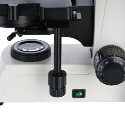 74010_levenhuk-med-d45t-digital-trinocular-microscope_10 Podstawa mikroskopu z pokrętłami regulacyjnymi, kondensorem i włącznikiem zasilania.