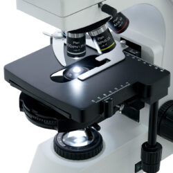 74010_levenhuk-med-d45t-digital-trinocular-microscope_14 Stolik przedmiotowy mikroskopu laboratoryjnego z podświetleniem i zamontowanymi obiektywami.