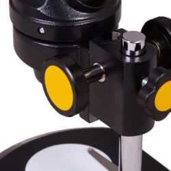 74784_bresser-microscope-national-geographic-20x-monocular_06 Mechanizm regulacji ostrości mikroskopu z żółtymi pokrętłami.
