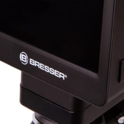 76466_bresser-biolux-touch-5mp-hdmi-digital-microscope_11 Wyświetlacz mikroskopu cyfrowego Bresser z przyciskiem zasilania.