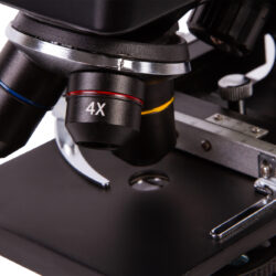 76466_bresser-biolux-touch-5mp-hdmi-digital-microscope_12 Obiektywy mikroskopu optycznego z widocznym oznaczeniem powiększenia 4X.