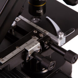 76466_bresser-biolux-touch-5mp-hdmi-digital-microscope_14 Stolik mikroskopu z podziałką milimetrową i pokrętłami do precyzyjnego ustawiania preparatu.