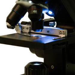 76466_bresser-biolux-touch-5mp-hdmi-digital-microscope_15 Mikroskop optyczny z podświetleniem skierowanym na stolik przedmiotowy.