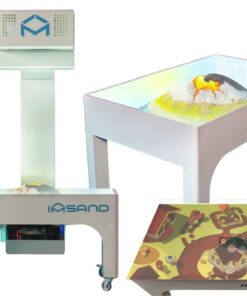 Interaktywna piaskownica terapeutyczna IMSAND z projektorem wyświetlającym mapę topograficzną wulkanu i krajobraz wiejski.
