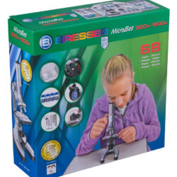 bresser-junior-microscope-biotar-300-1200x-w-case-10 Opakowanie zestawu mikroskopowego Bresser 300x-1200x z 68 elementami i dziewczynką używającą mikroskopu.