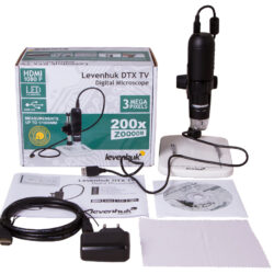 Mikroskop cyfrowy Levenhuk DTX TV z pudełkiem, instrukcją, kablem HDMI, zasilaczem, płytą CD i ściereczką.