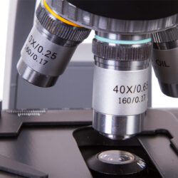 Obiektywy mikroskopu laboratoryjnego z oznaczeniami powiększenia 40x i 10x oraz apertury numerycznej.