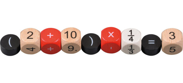 Drewniane kostki edukacyjne ułożone w działanie matematyczne: (2+10) x 1/4 = 3