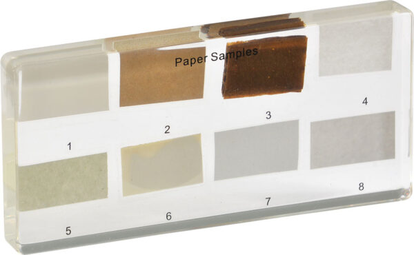 Zestaw ośmiu próbek papieru o różnych fakturach i kolorach zatopionych w przezroczystym bloku z napisem „Paper Samples”.