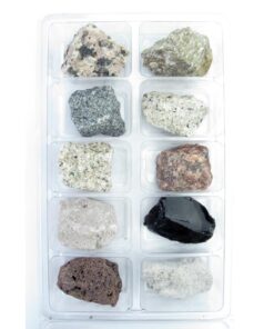 Zestaw dziesięciu różnych skał i minerałów ułożonych w plastikowej wytłoczce.