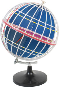 Współrzędne geograficzne - model południków i równoleżników na globusie -