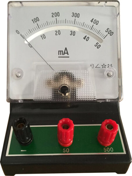 Analogowy miliamperomierz z trzema zaciskami wejściowymi dla zakresów 50 mA oraz 500 mA.