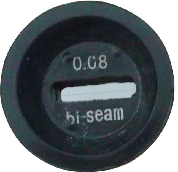Okrągły czarny element techniczny z podłużnym otworem, z nadrukiem „0.08” oraz „bi-seam”.