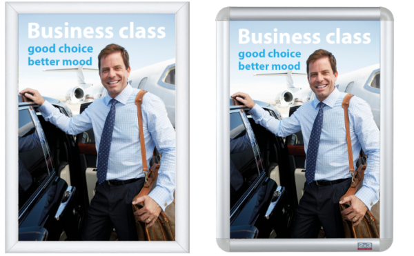 Uśmiechnięty biznesmen z torbą przy samochodzie i samolocie, z napisem: Business class, good choice, better mood.