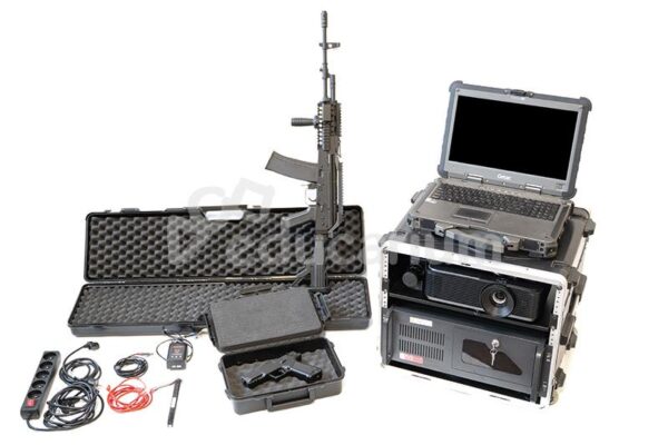 Karabin, pistolet, laptop Getac, projektor i kable w skrzyniach transportowych.