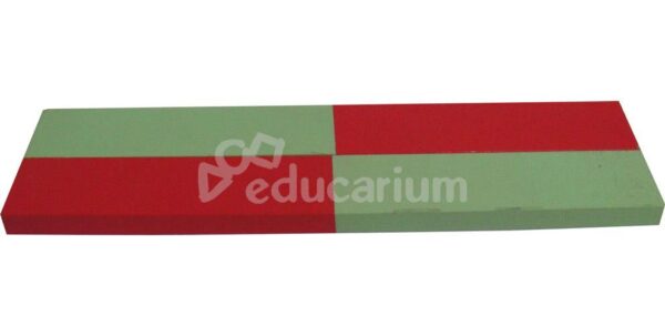 Dwa prostokątne klocki edukacyjne w kolorach zielonym i czerwonym z logo Educarium.