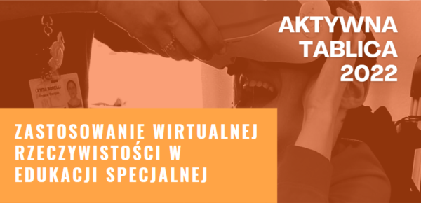Osoba używająca gogli VR. Napisy: Aktywna Tablica 2022, Zastosowanie wirtualnej rzeczywistości w edukacji specjalnej.