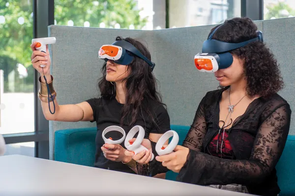 ClassVR XCELERATE - wirtualne laboratorium przedmiotowe zestaw 4 sztuk okularów + 3 letnia licencja EduverseCTE -