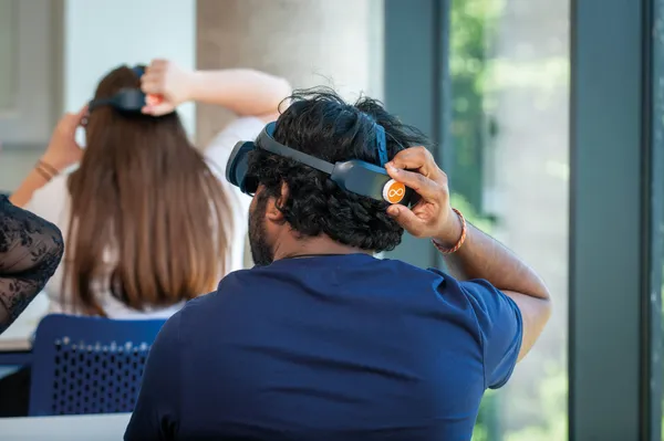 ClassVR XCELERATE - wirtualne laboratorium przedmiotowe zestaw 4 sztuk okularów + 3 letnia licencja EduverseCTE -