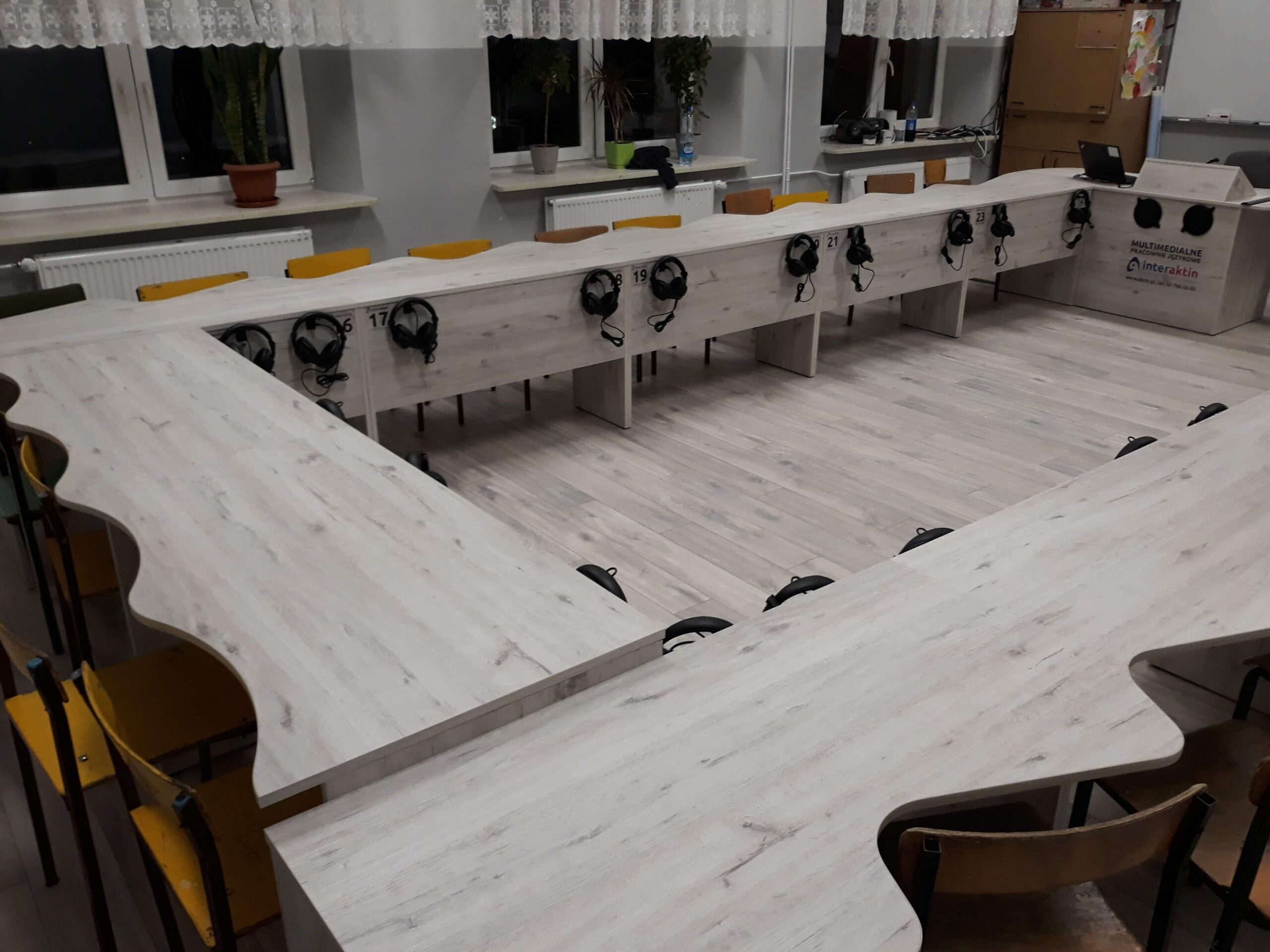 Komplet mebli do pracowni komputerowej 24 stanowiska 6 Komplet mebli do pracowni komputerowej 24 stanowiska -