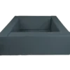 Pusty, kwadratowy suchy basen w kolorze ciemnoszarym z miękkimi ściankami.