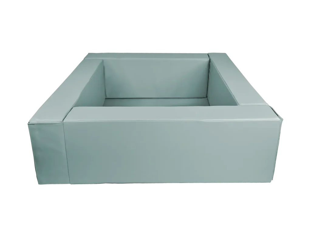 Pusty, kwadratowy suchy basen dla dzieci z jasnoniebieskimi ściankami.