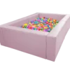 Suchy basen w kolorze pudrowego różu wypełniony kolorowymi piłeczkami.