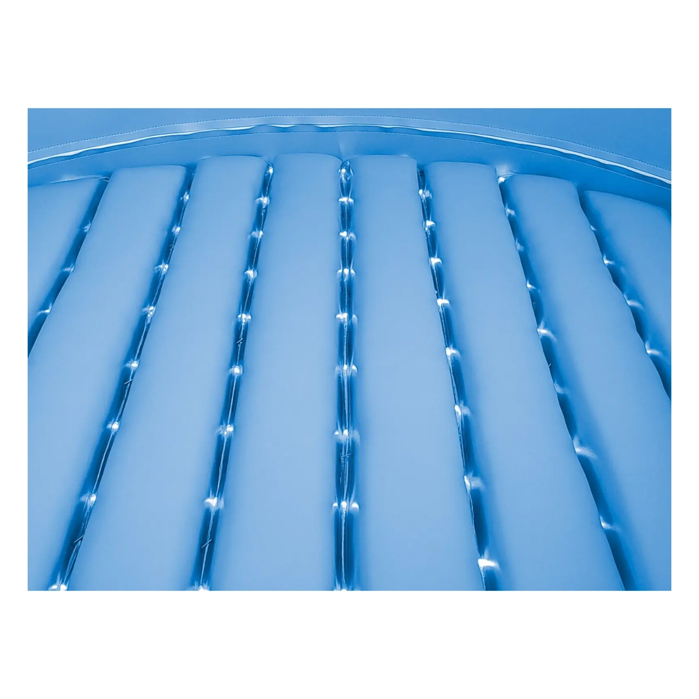 Basen podświetlany LED - okrągły 6 Wnętrze błękitnego dmuchanego basenu spa z podświetleniem LED między komorami.