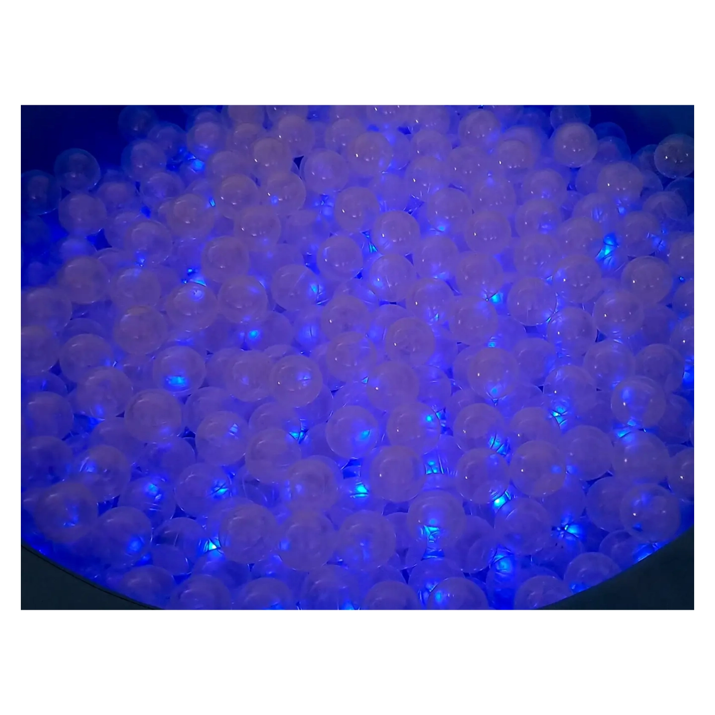 Basen podświetlany LED - okrągły 7 Przezroczyste plastikowe piłeczki w basenie podświetlone niebieskim światłem.