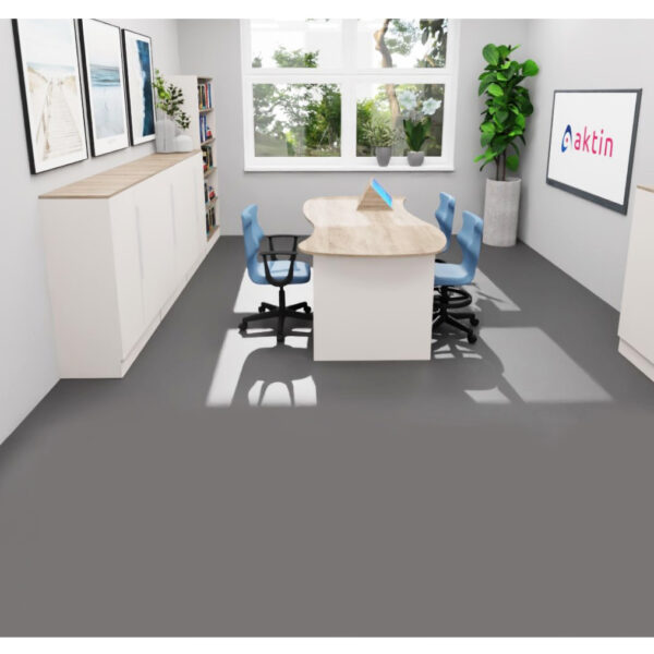 Nowoczesne biuro ze stołem konferencyjnym, niebieskimi krzesłami i logotypem firmy Aktin na ścianie.