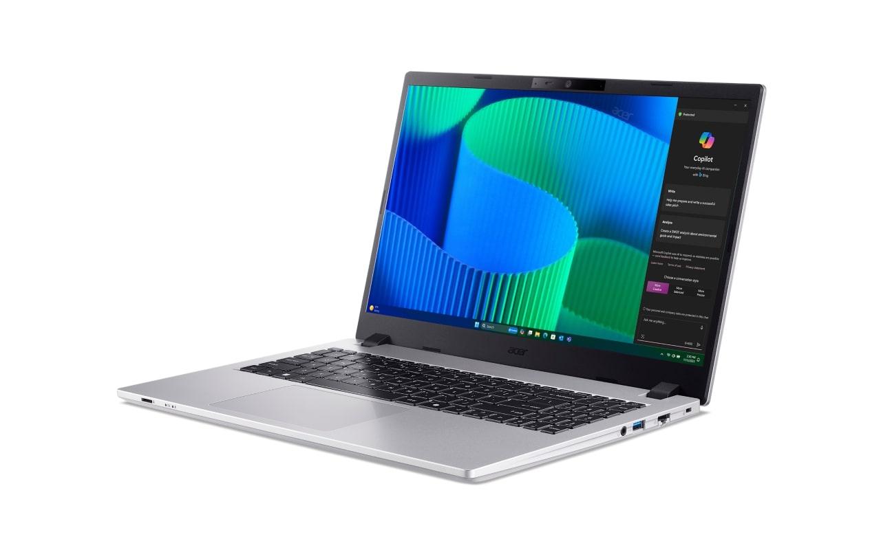 Laptop Acer z otwartym oknem asystenta Copilot w systemie Windows 11.