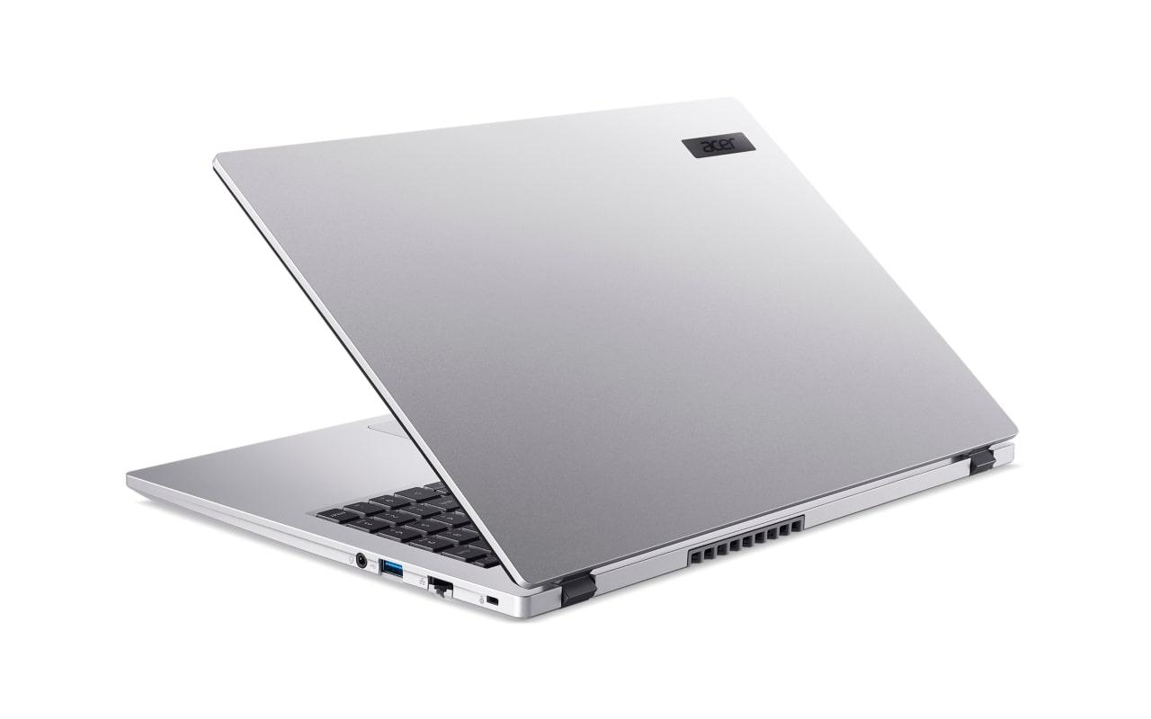 Srebrny laptop Acer z otwartą pokrywą na białym tle.