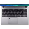 Widok z góry na otwarty srebrny laptop Acer TravelMate z klawiaturą i touchpadem.