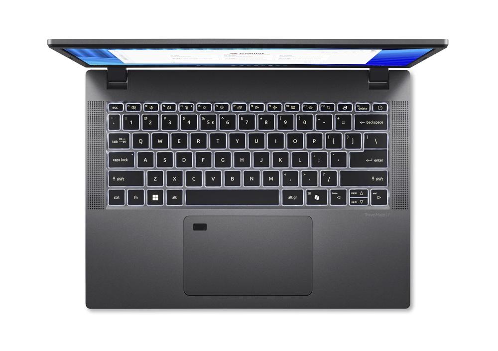 Widok z góry na otwarty laptop Acer TravelMate z podświetlaną klawiaturą typu QWERTY i touchpadem.