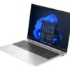 Srebrny laptop HP EliteBook z otwartym systemem Windows 11.