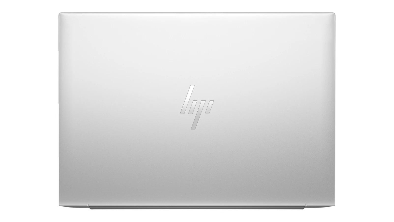 Zamknięty srebrny laptop HP z widocznym logo na środku obudowy.