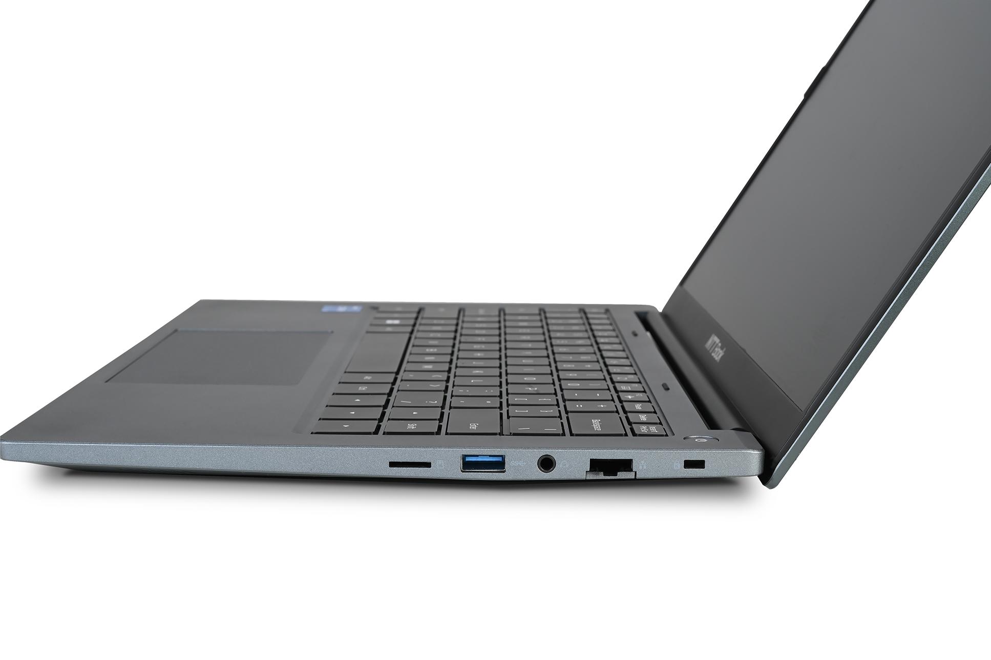Widok z boku na otwarty laptop NTT Book z widocznymi portami USB, czytnikiem kart i złączem audio.