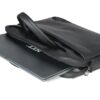 Czarna torba na laptopa z włożonym komputerem z logo NTT.