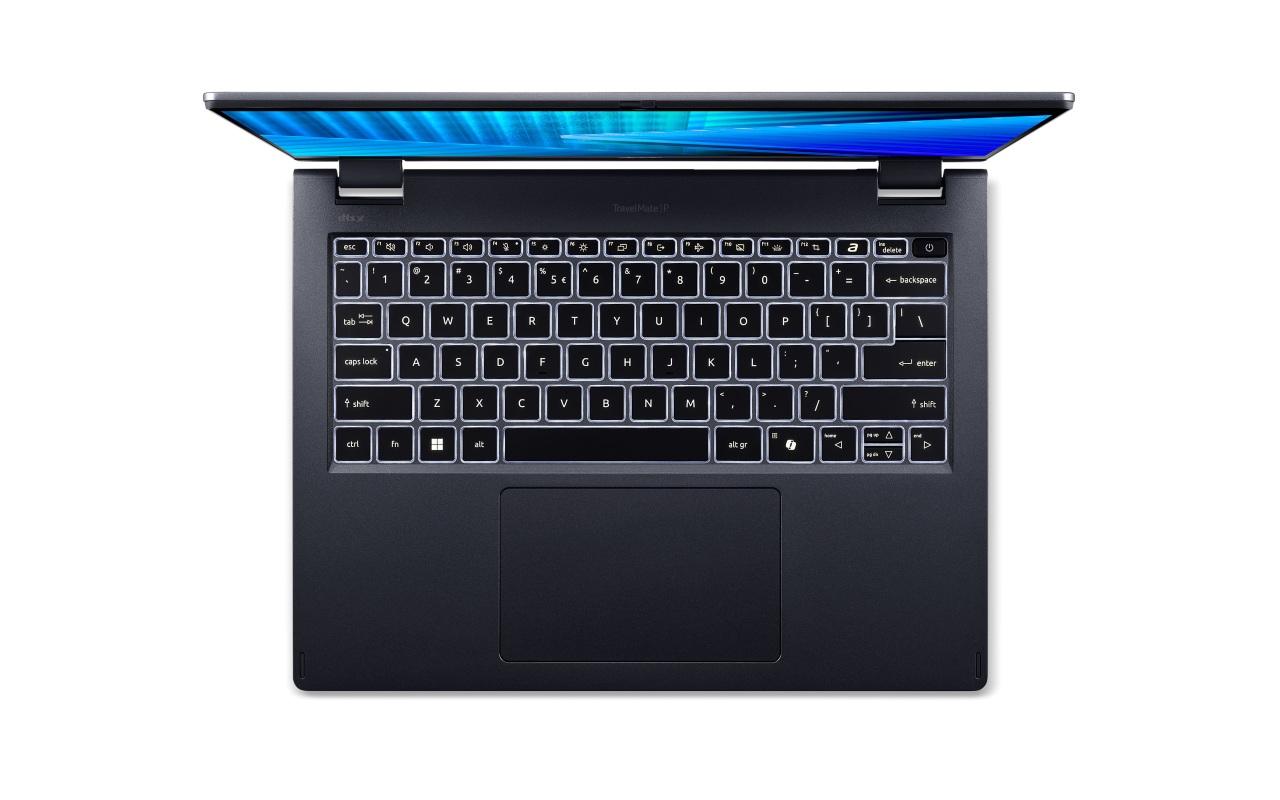 98401 Widok z góry na otwarty laptop Acer TravelMate z podświetlaną klawiaturą QWERTY.