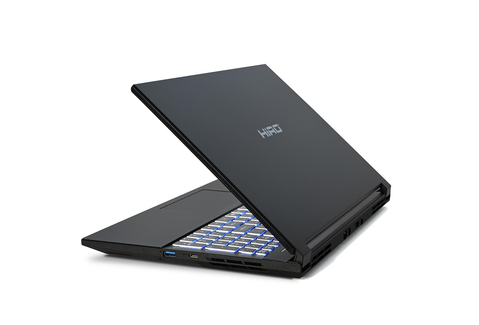 Czarny laptop gamingowy Hiro z podświetlaną klawiaturą na białym tle.