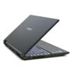 Czarny laptop gamingowy Hiro z podświetlaną na niebiesko klawiaturą widziany pod kątem.