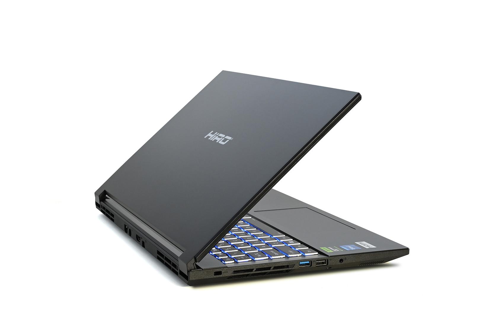 Czarny laptop gamingowy Hiro z podświetlaną na niebiesko klawiaturą widziany pod kątem.
