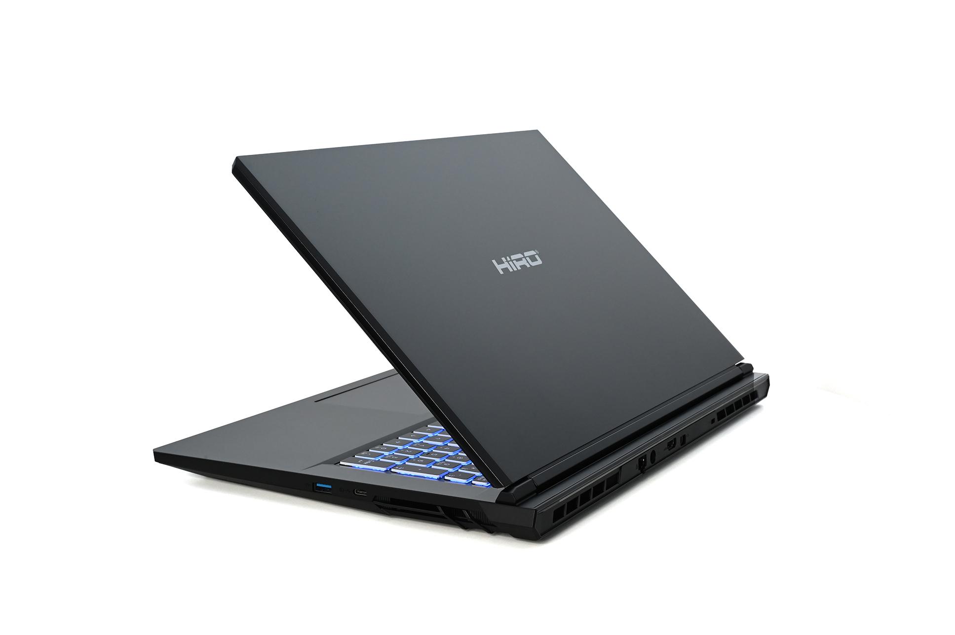Czarny laptop gamingowy Hiro z podświetlaną klawiaturą na białym tle.